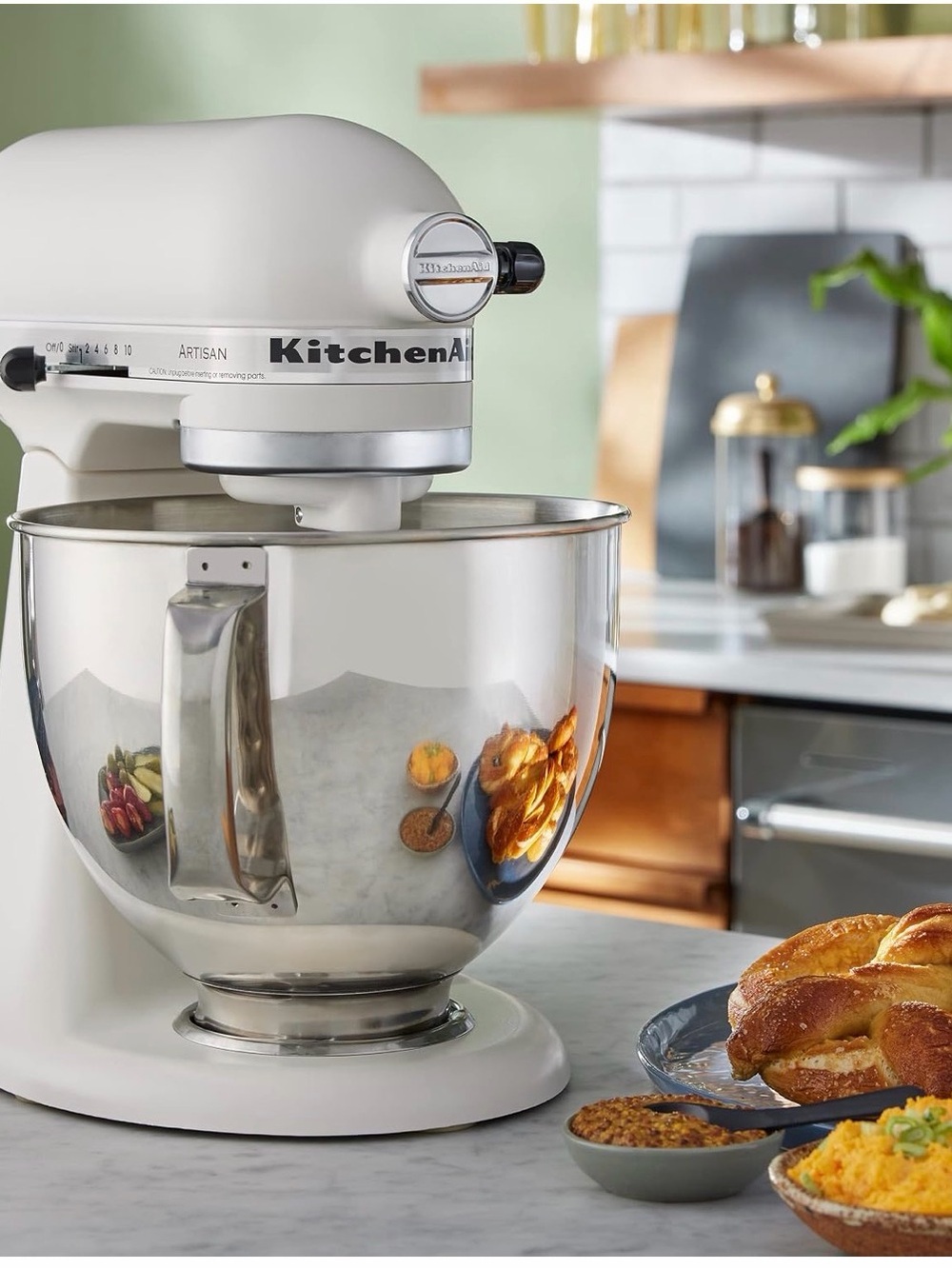 KitchenAid Artisan Stand Mixer in White and Silver 5 quarts